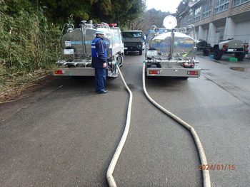 タンク車への給水の様子