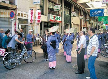 西新町周辺で三味線流しを再現して撮影する様子の写真